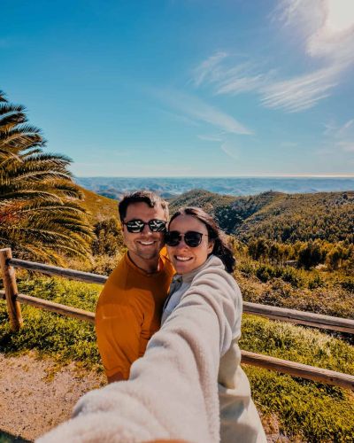 Frustierter junger Mann vor Laptop mit verwirrtem Gesicht, umgeben von Notizzetteln und Farbpaletten.