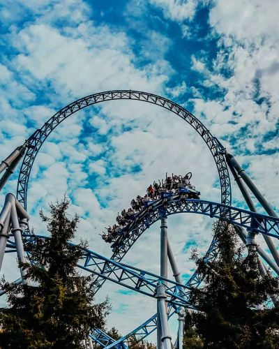 Frustierter junger Mann vor Laptop mit verwirrtem Gesicht, umgeben von Notizzetteln und Farbpaletten.