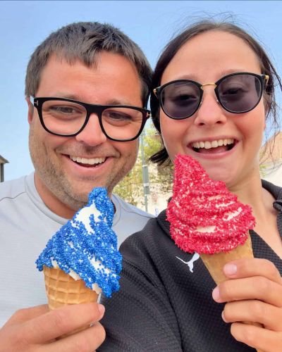 Frustierter junger Mann vor Laptop mit verwirrtem Gesicht, umgeben von Notizzetteln und Farbpaletten.